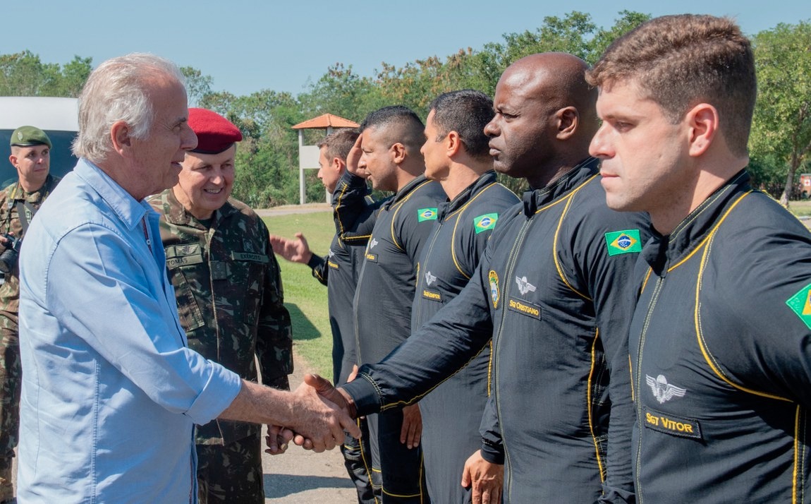 Ministro José Múcio acompanha cerimônia de formação de 798 militares paraquedistas