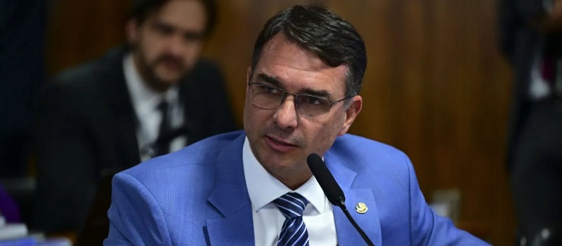 Flávio Bolsonaro diz que acionará TSE contra desfile que homenageou Lula