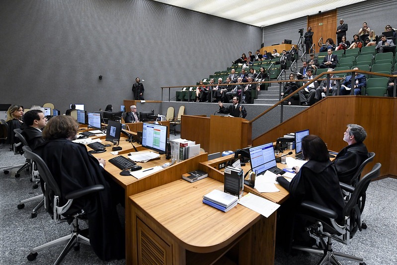 Perda da propriedade rural extingue arrendamento e impede permanência do arrendatário no imóvel