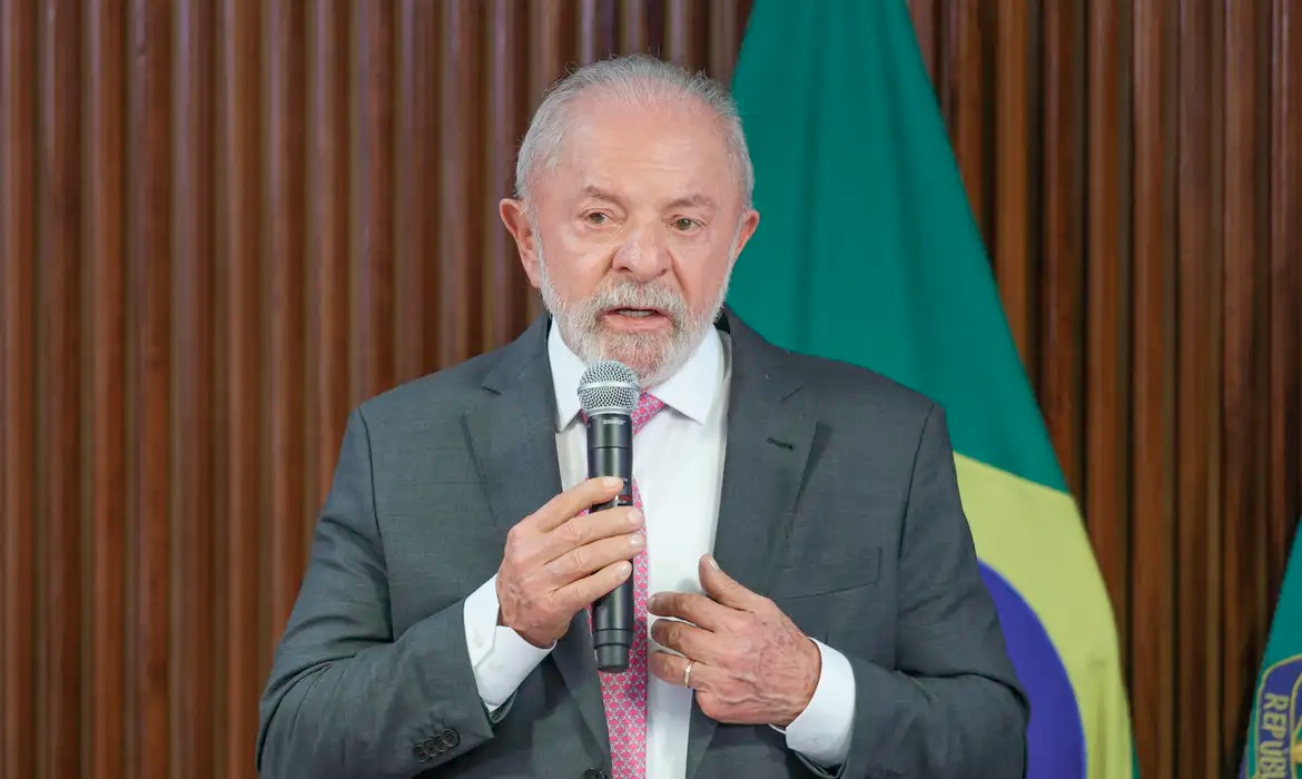 Brasil não precisa de escola cívico-militar na educação, diz presidente Lula