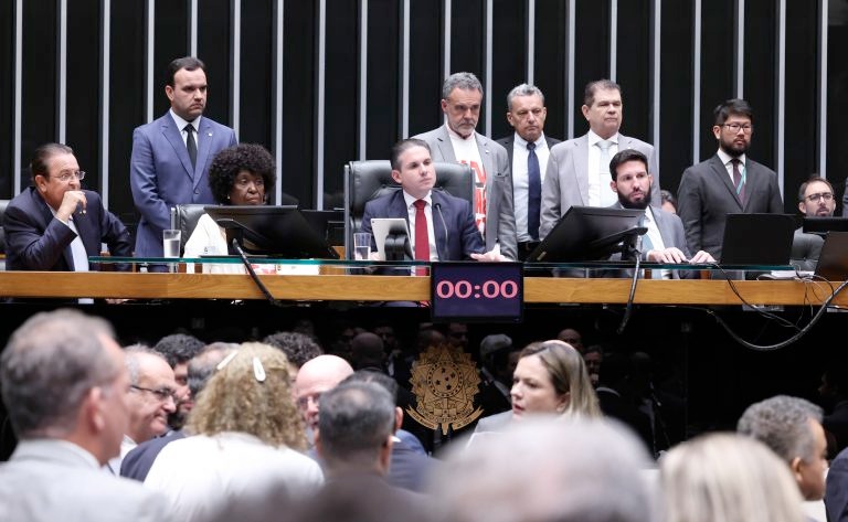 Câmara aprova em dois turnos fim da escala 6x1 com jornada máxima de 40 horas semanais