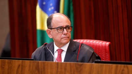 Afastado usucapião familiar sobre parte de imóvel com área total superior a 250 m²