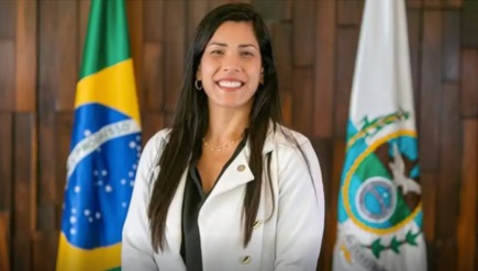 Justiça proíbe deputada de incentivar demissão de opositores